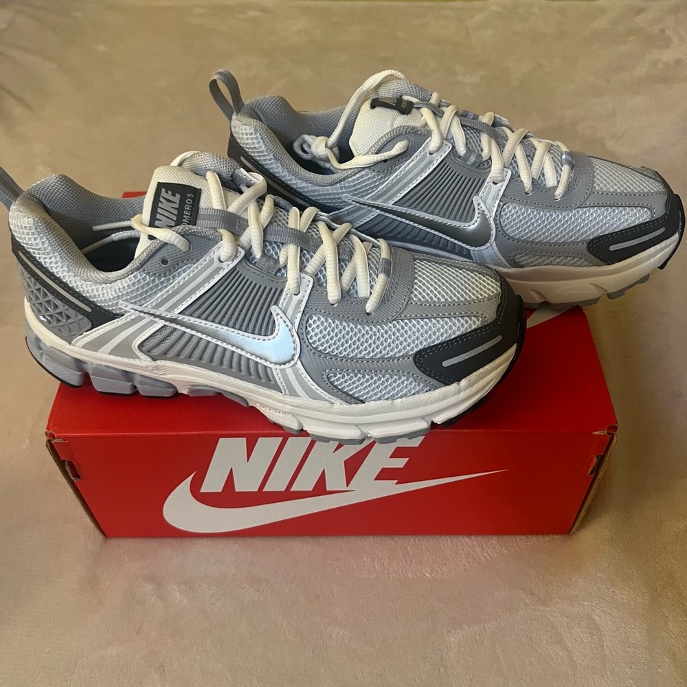 Nike Vomero 5 Sneakers – Size 6.5 Youth (Men’s 6.5 / Women’s 8), Grey/White
